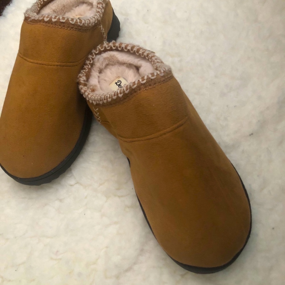 Deerfoams winter slippers. New without tag.
